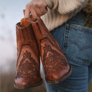 *****ISO***** Old Gringo Yippee Ki Yay Collection Brown boots!  8.5/9. 😁